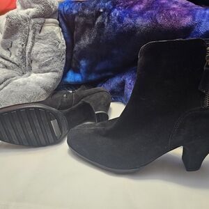 Paul Green Black Ankle Boots Sleek Suede Design